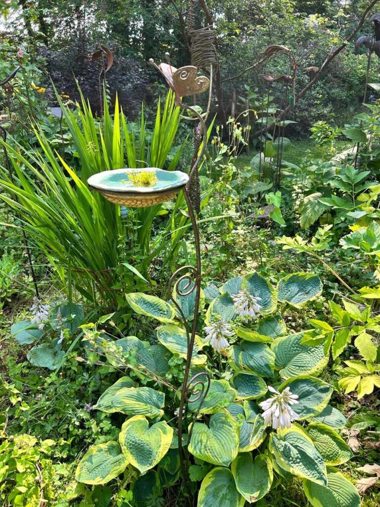 Skulpturelle Gartenkunst aus Eisen und Keramik