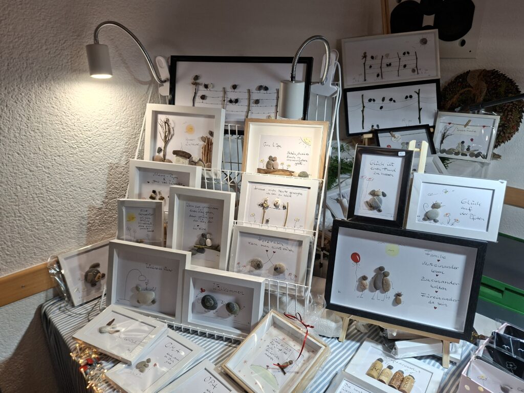 Bilder, Karten, Magnete, gestaltet mit Kieselsteinen und Treibholz. Alles Unikate.